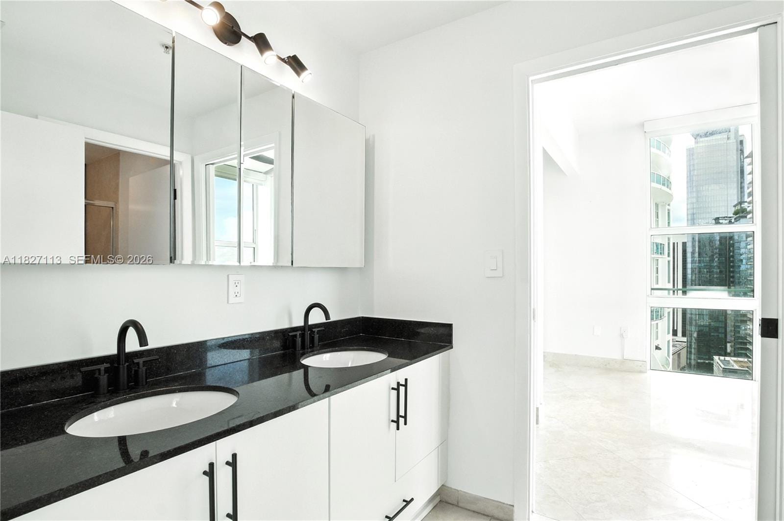 31 SE 5th Street 4021, Miami, FL 33131 photo 18