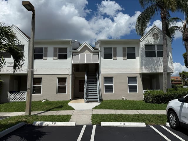 17500 NW 67th Place M-4, sold in Antigua At Cntry Clubof M, Hialeah, FL