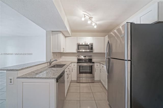 450 Palm W Circle 201, Pembroke Pines, FL 33025