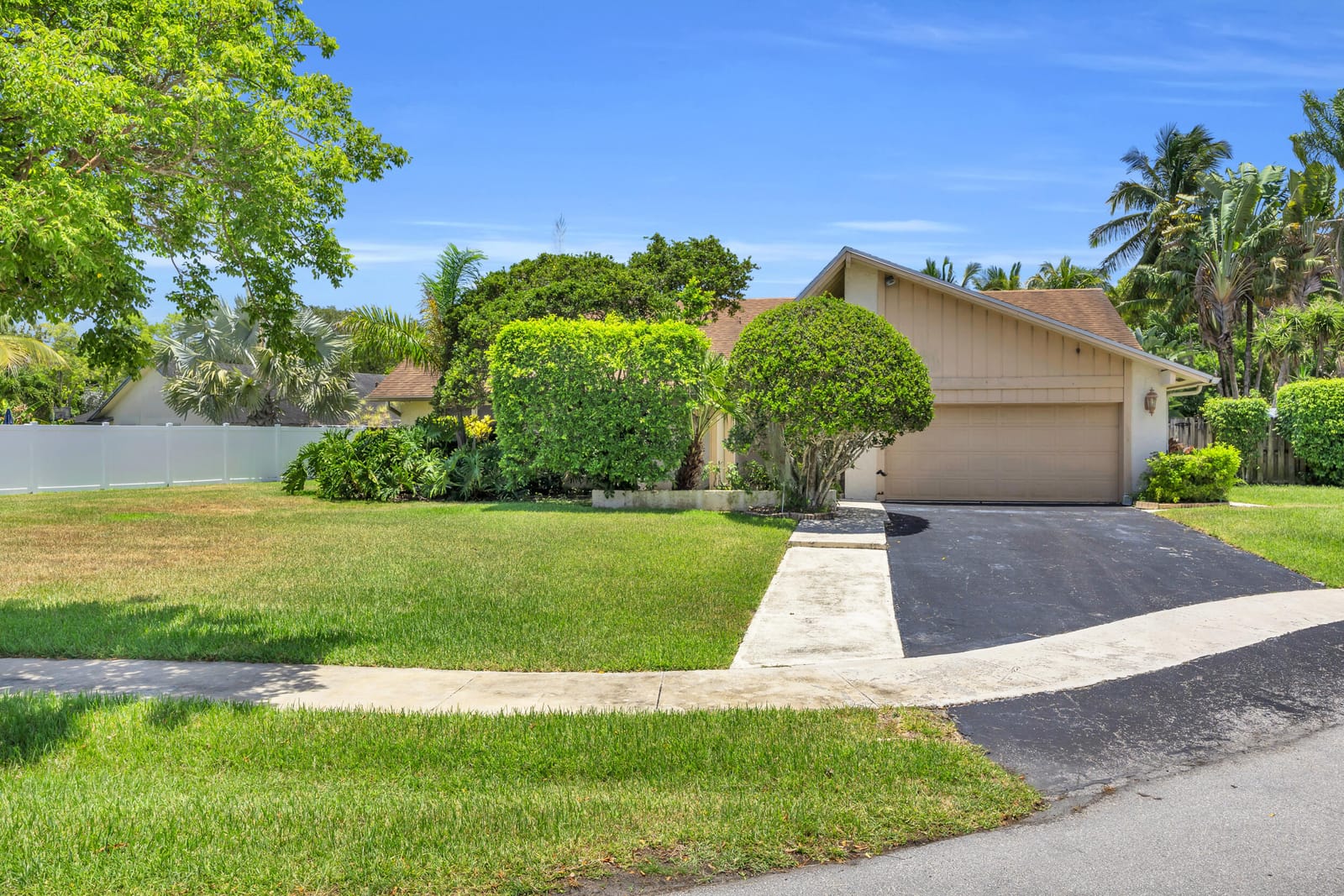 9070 NW 16th Street, Plantation, FL 33322