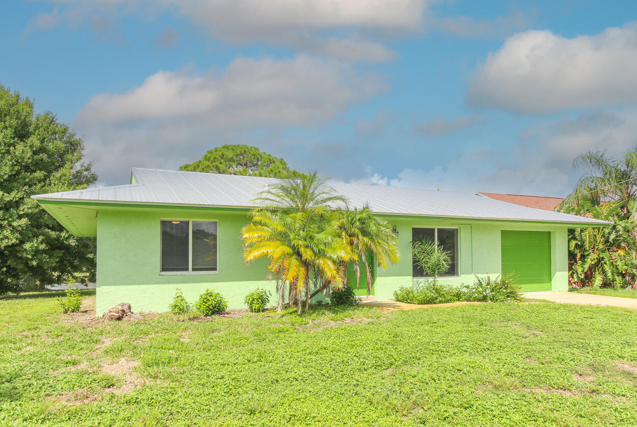 431 NE Julia Court, Jensen Beach, FL 34957 photo 2