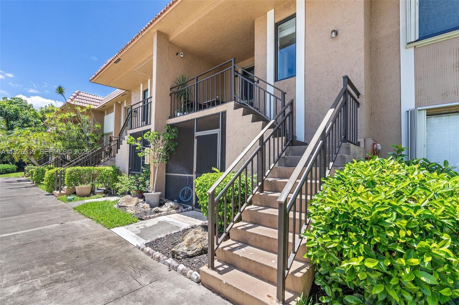 195 Lakeview Drive 205, Weston, FL 33326