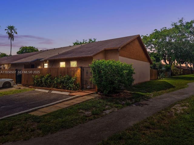 6726 NW 192nd Lane, Hialeah, FL 33015