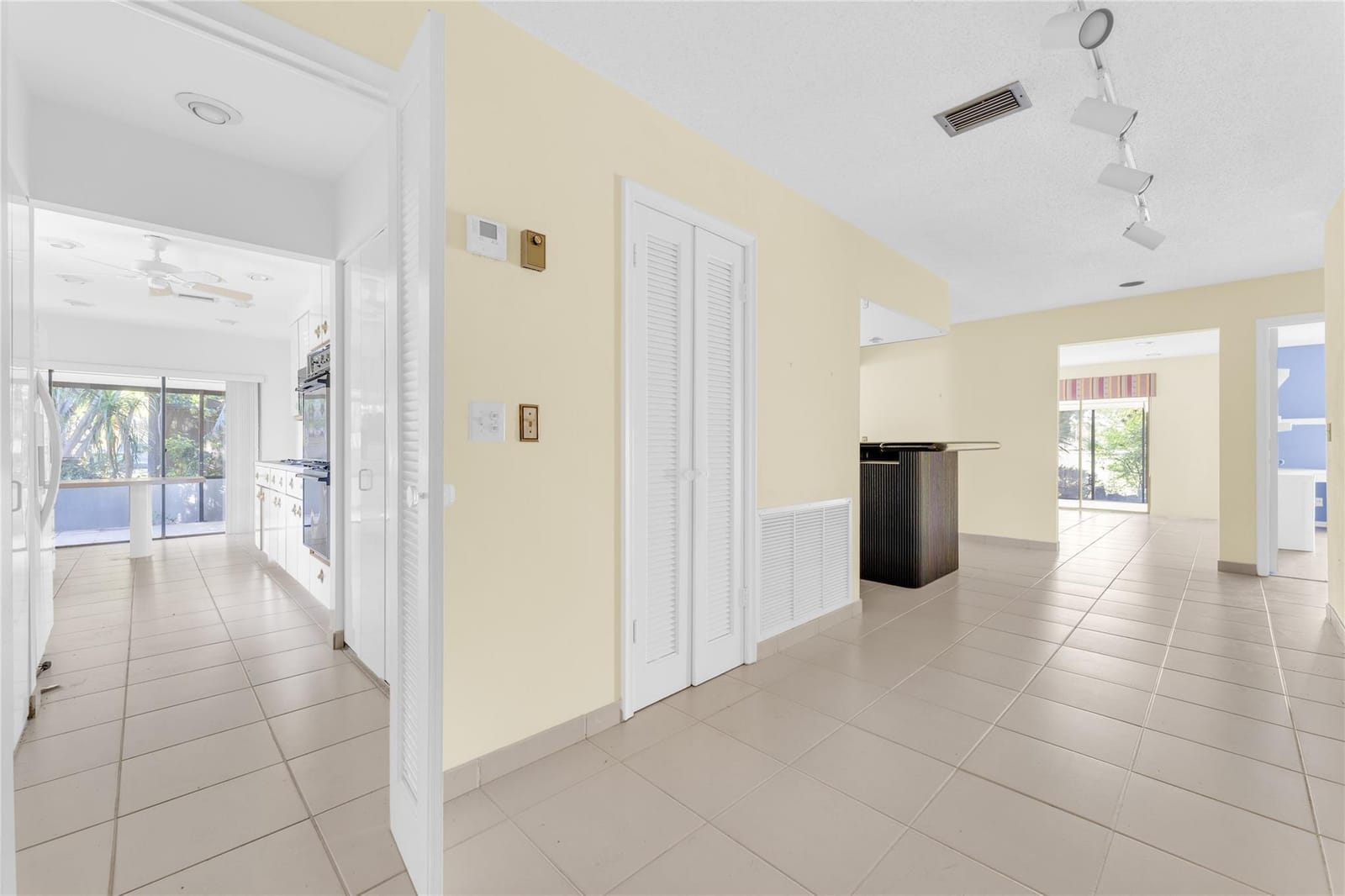 21180 Juego Circle 18a, Boca Raton, FL 33433 photo 7