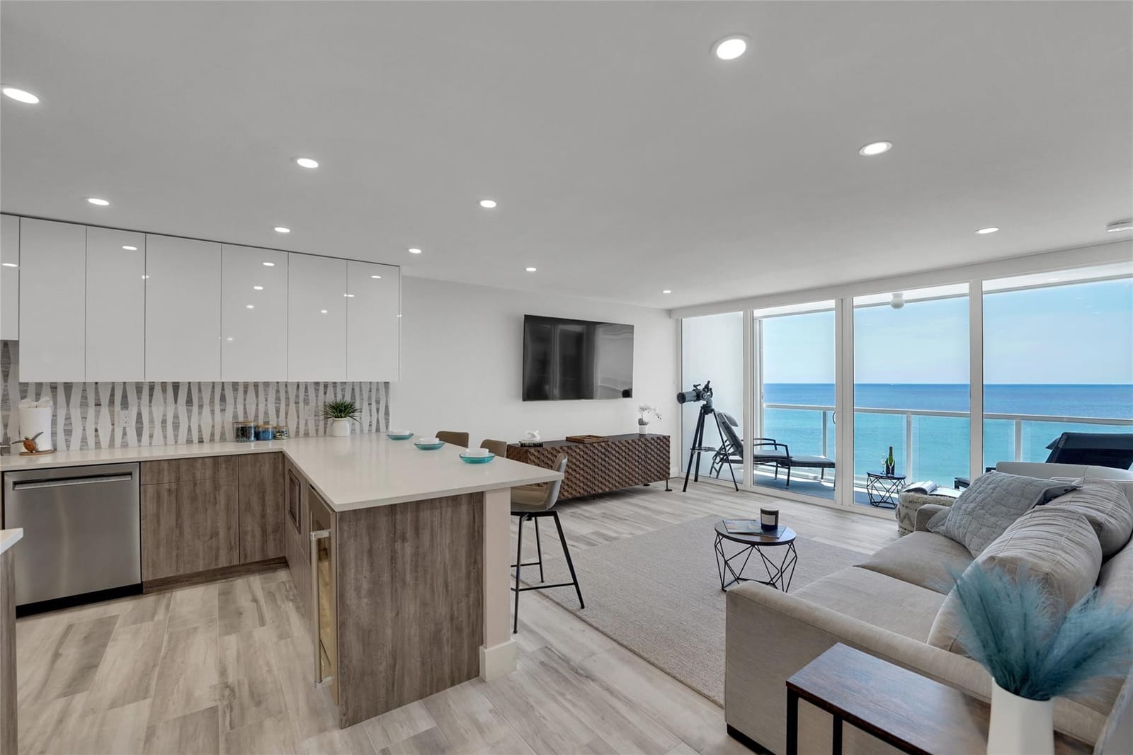 1057 Hillsboro Mile 612, Hillsboro Beach, FL 33062