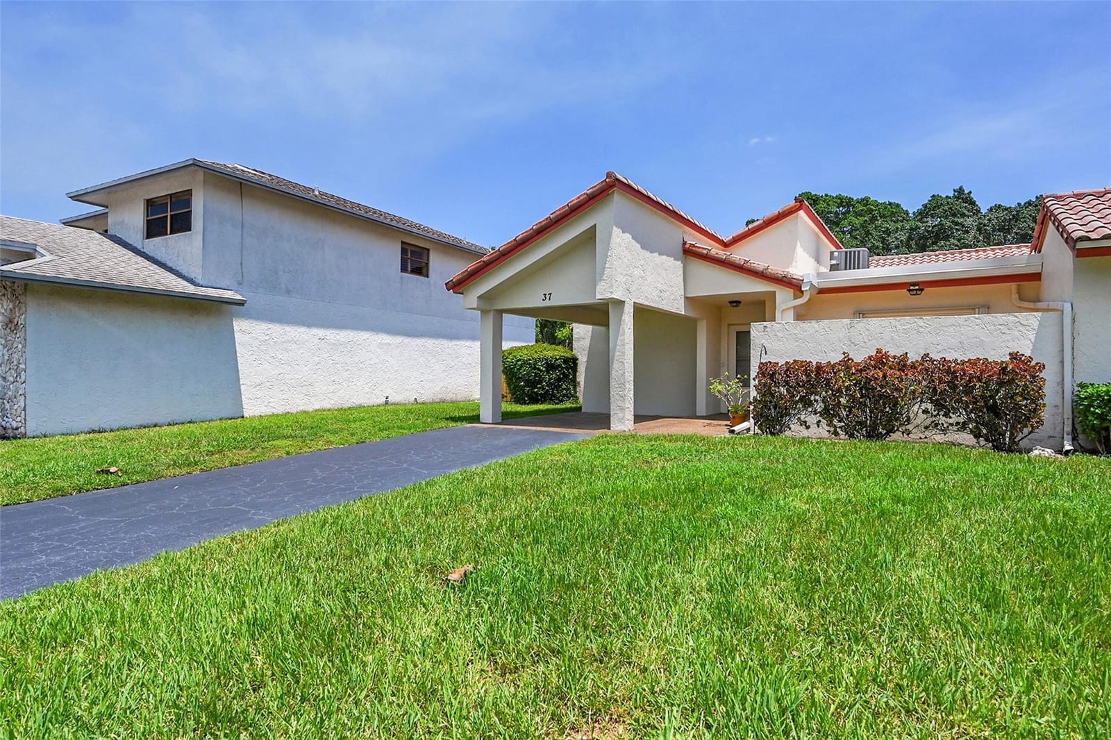 37 Lakeside Circle 194 — photo 8