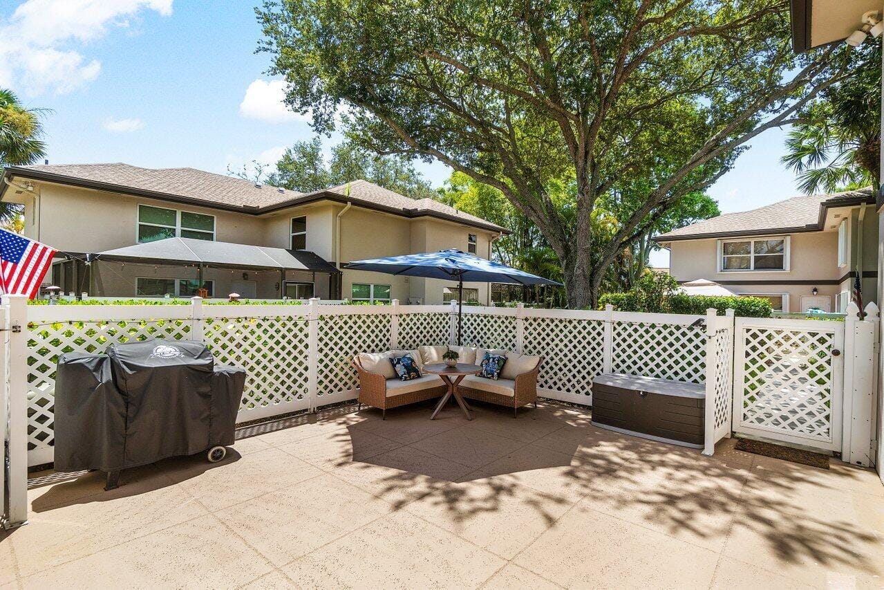 33 Clinton Court C, Royal Palm Beach, FL 33411 photo 4
