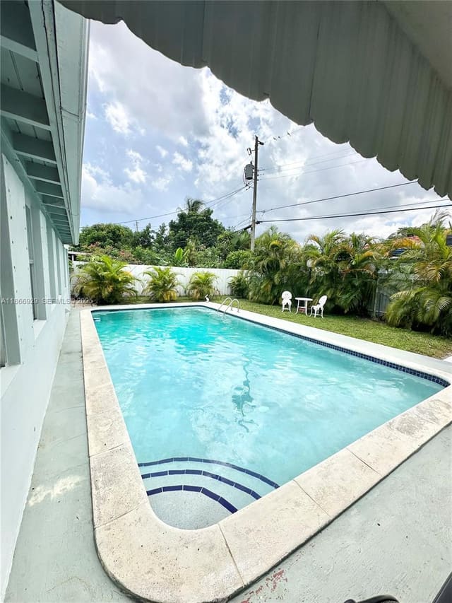 560 SW 71st Court, sold in Tamiami Gardens, Miami, FL