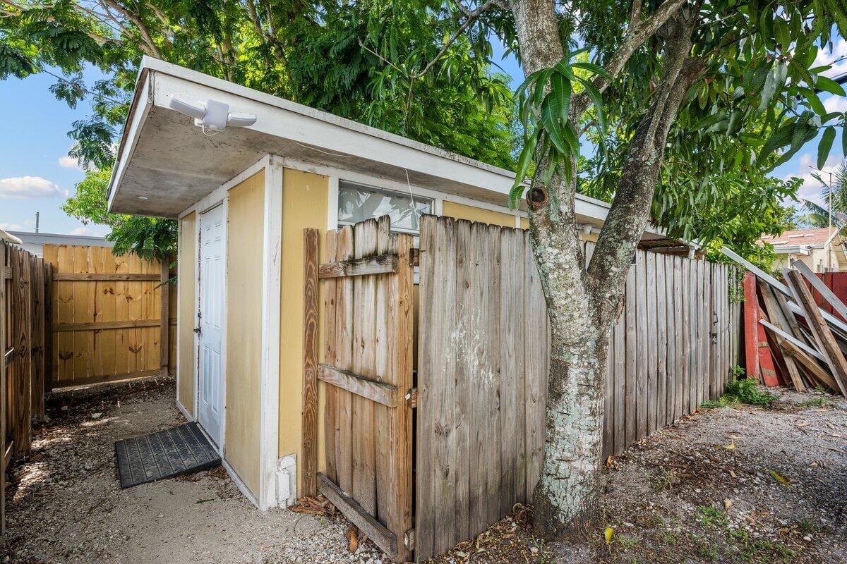 309 SW 7th Street, Hallandale Beach, FL 33009 photo 17