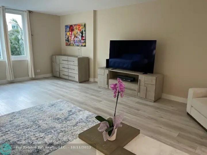 2301 Collins Avenue 327 — photo 4