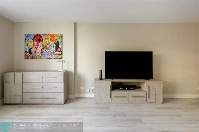 2301 Collins Avenue 327 — photo 5