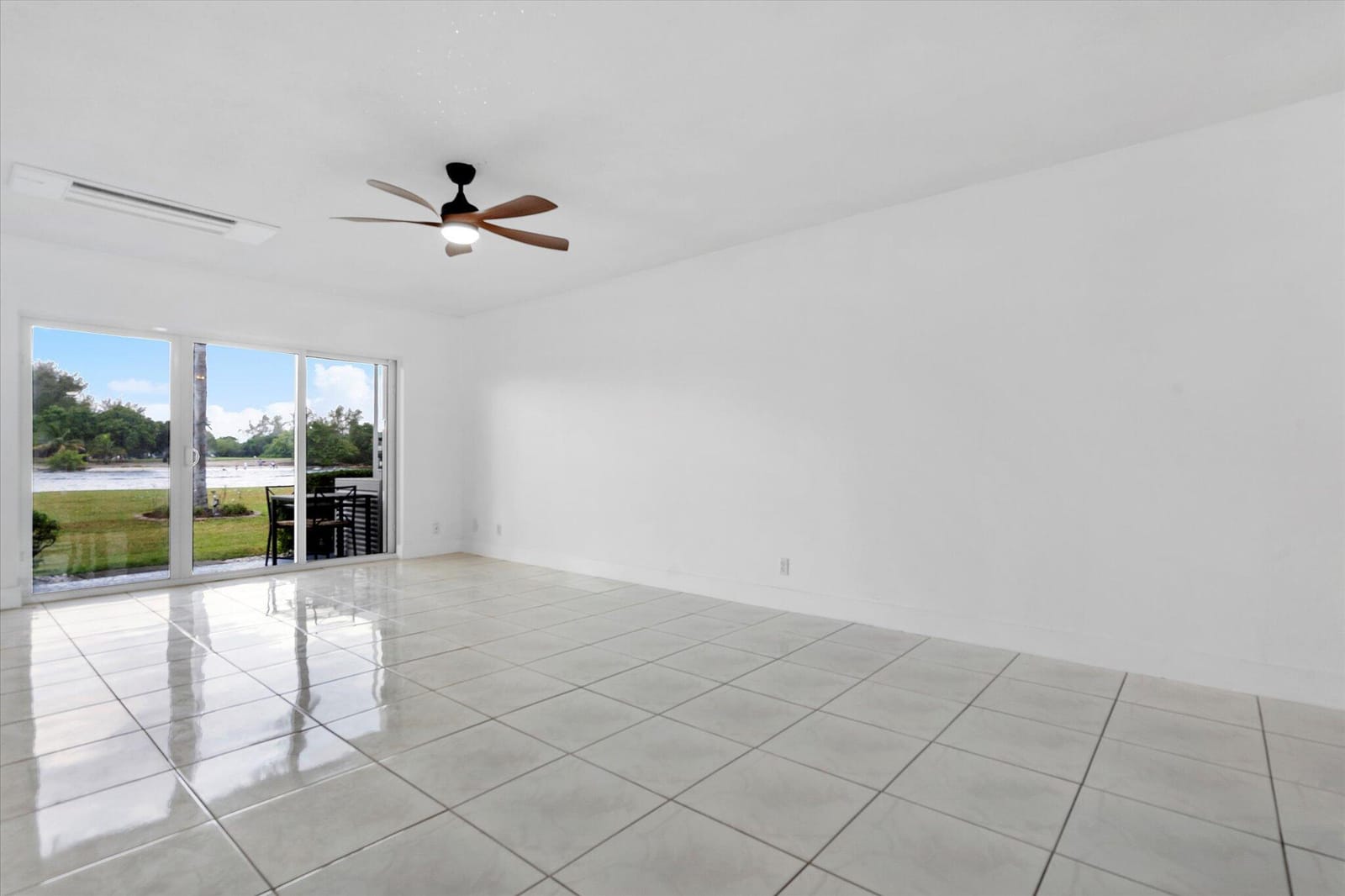 1001 N Riverside Drive 104 — photo 3