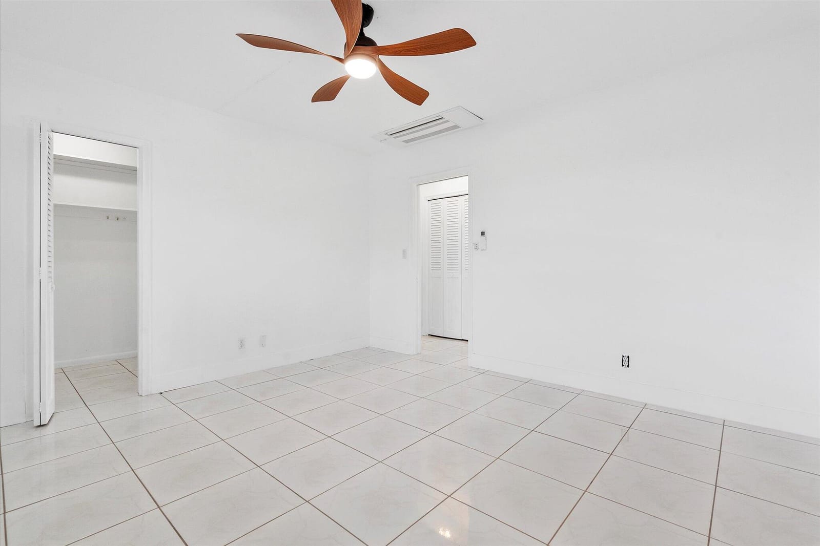1001 N Riverside Drive 104 — photo 8