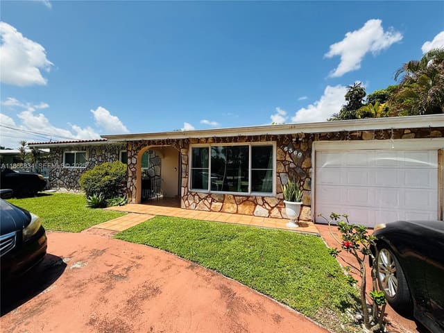 6360 W 8th Avenue, Hialeah, FL 33012