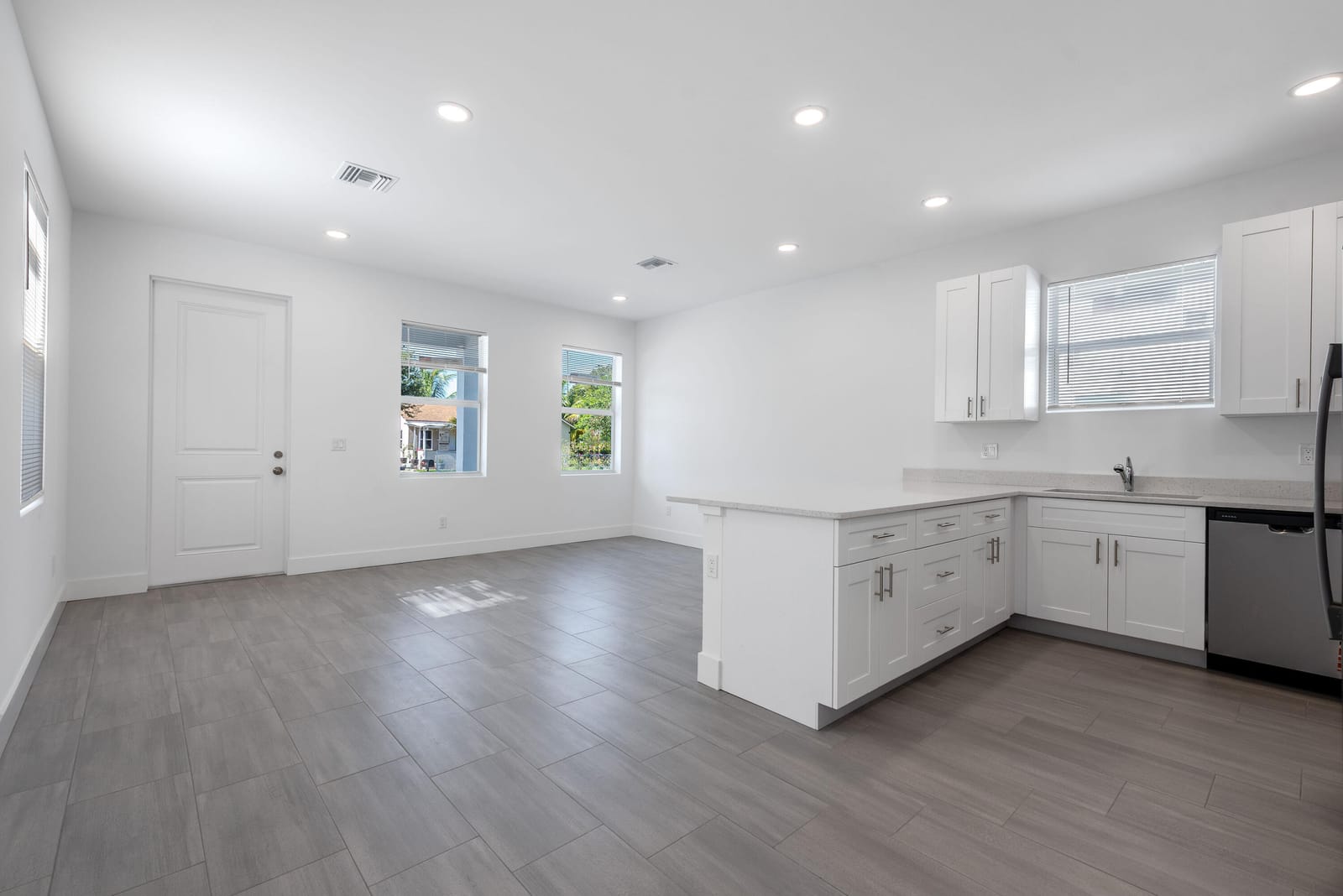 3747 Saginaw Avenue — photo 8