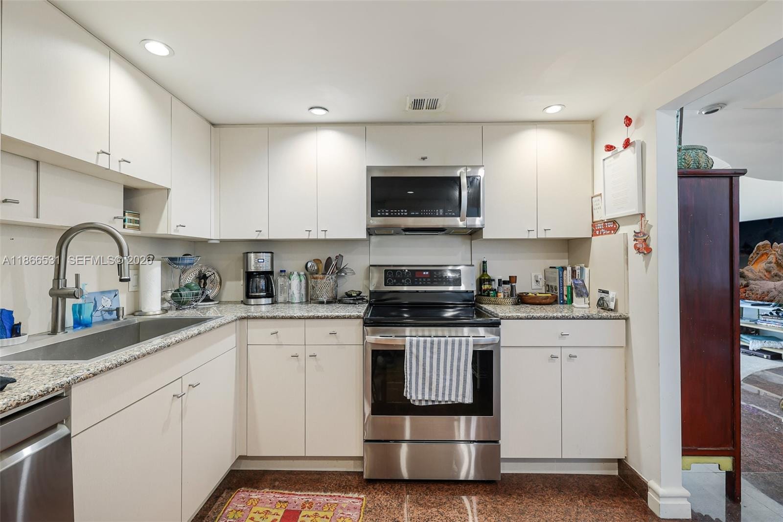 2 Grove Isle Drive B1603 — photo 4