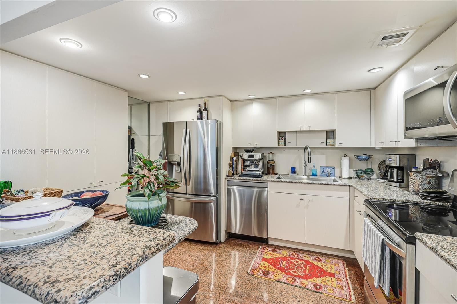 2 Grove Isle Drive B1603 — photo 5