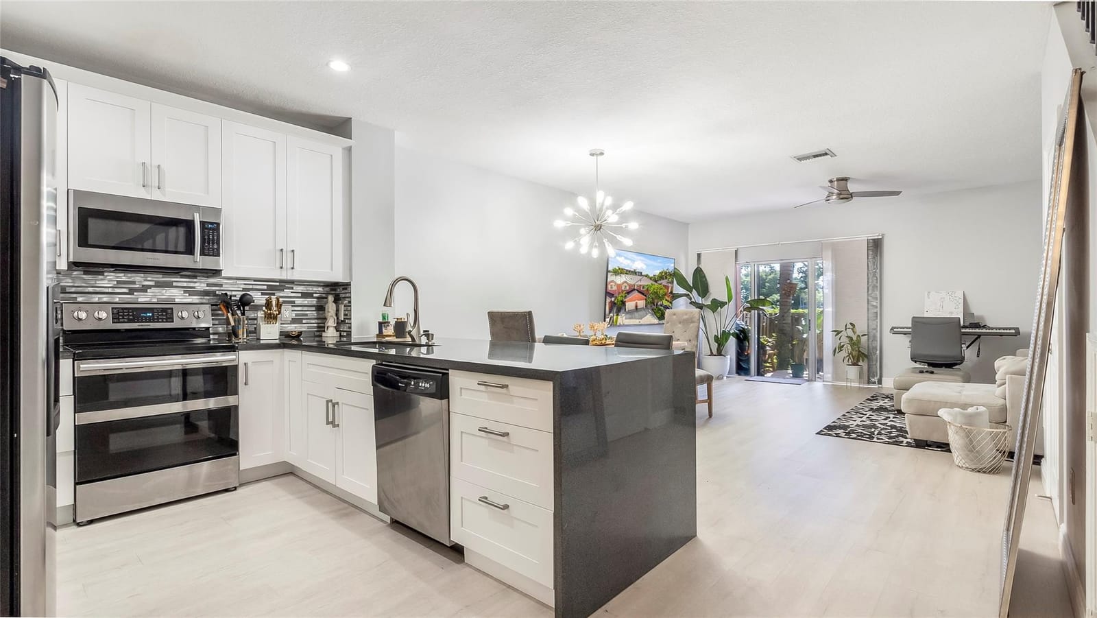 964 NW 100th Avenue, Pembroke Pines, FL 33024