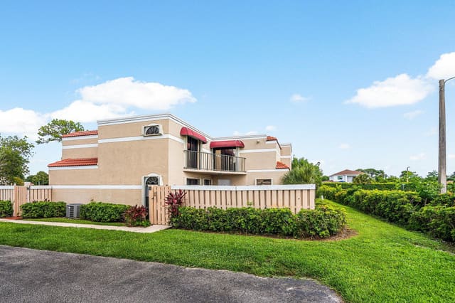 3650 Village Drive B, Delray Beach, FL 33445