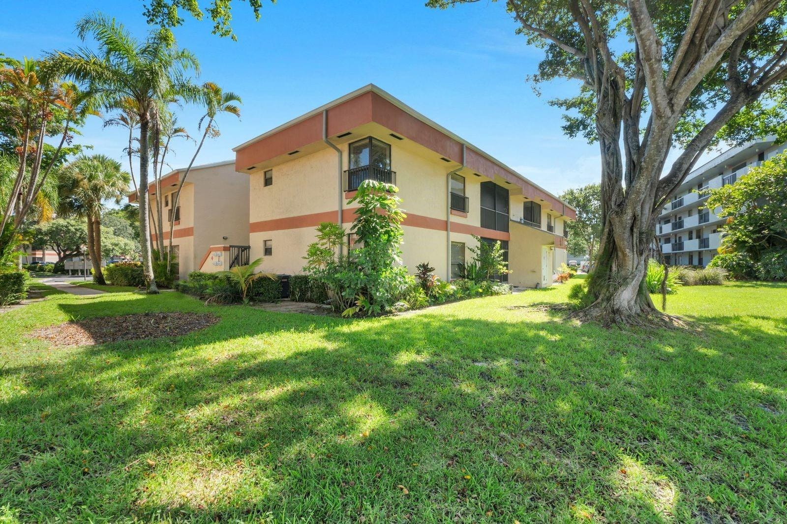4125 S Carambola Circle 2126 — photo 2