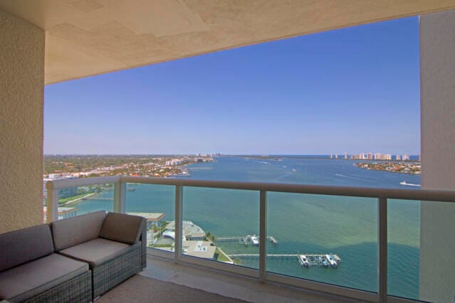 2650 Lake Shore Drive 2203 — photo 2