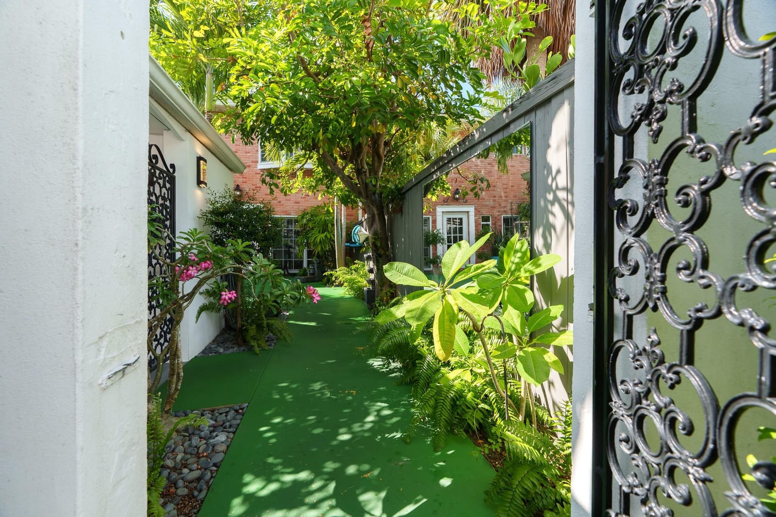 18 Middlesex Drive 18 — photo 9