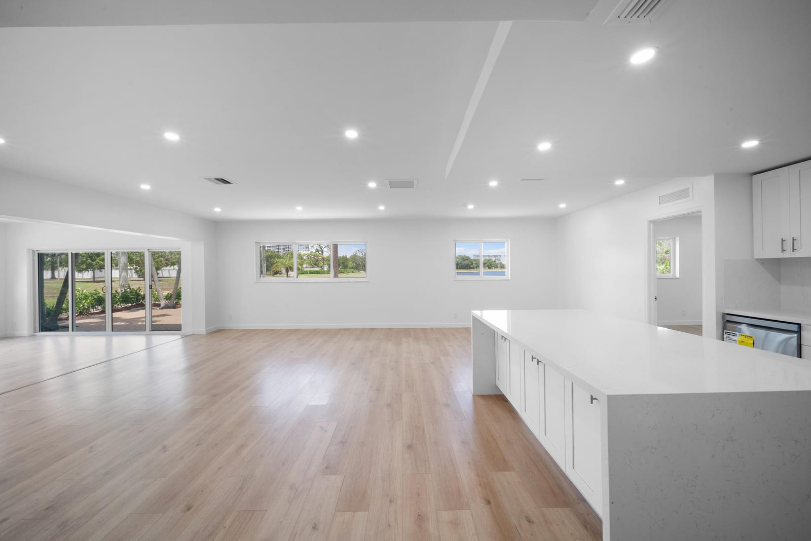 3011 N Palm Aire Drive — photo 11