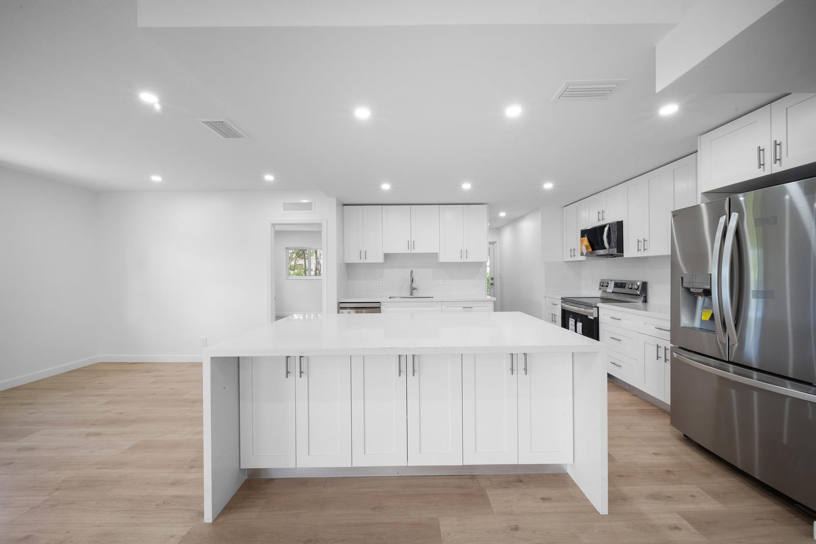 3011 N Palm Aire Drive — photo 9