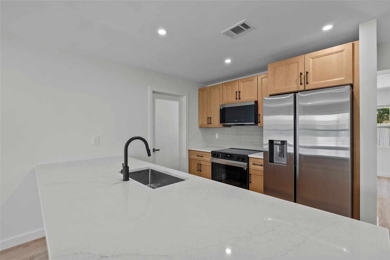 1556 W 31st Street — photo 8