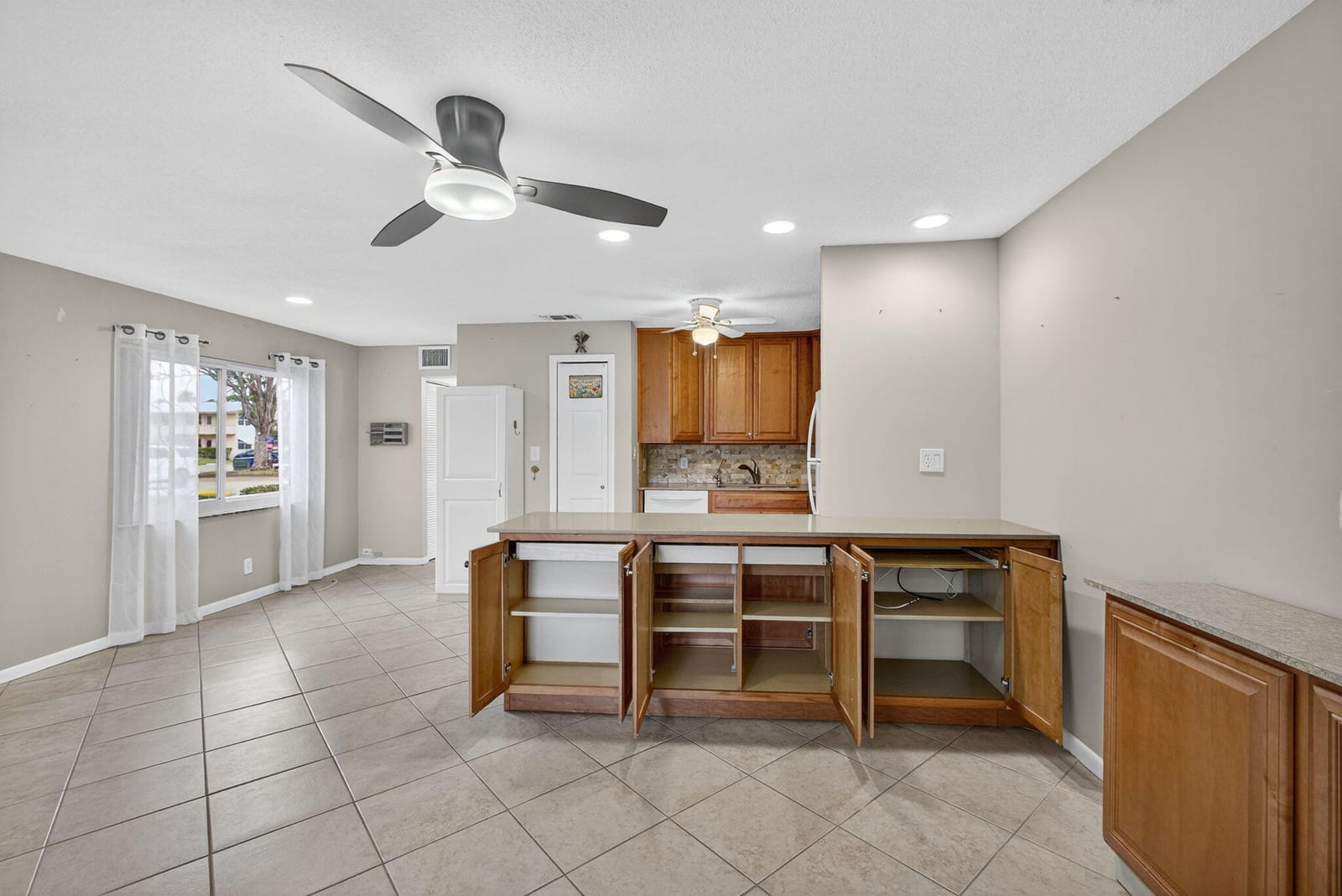 221 Coventry J — photo 10