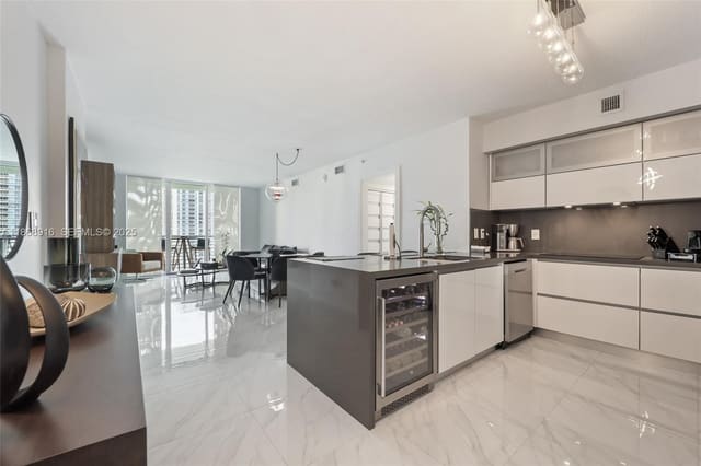 325 S Biscayne Boulevard 2515, Miami, FL 33131