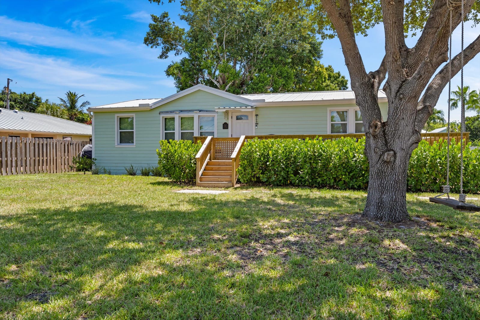 909 SE Hibiscus Avenue, Stuart, FL 34996 photo 4