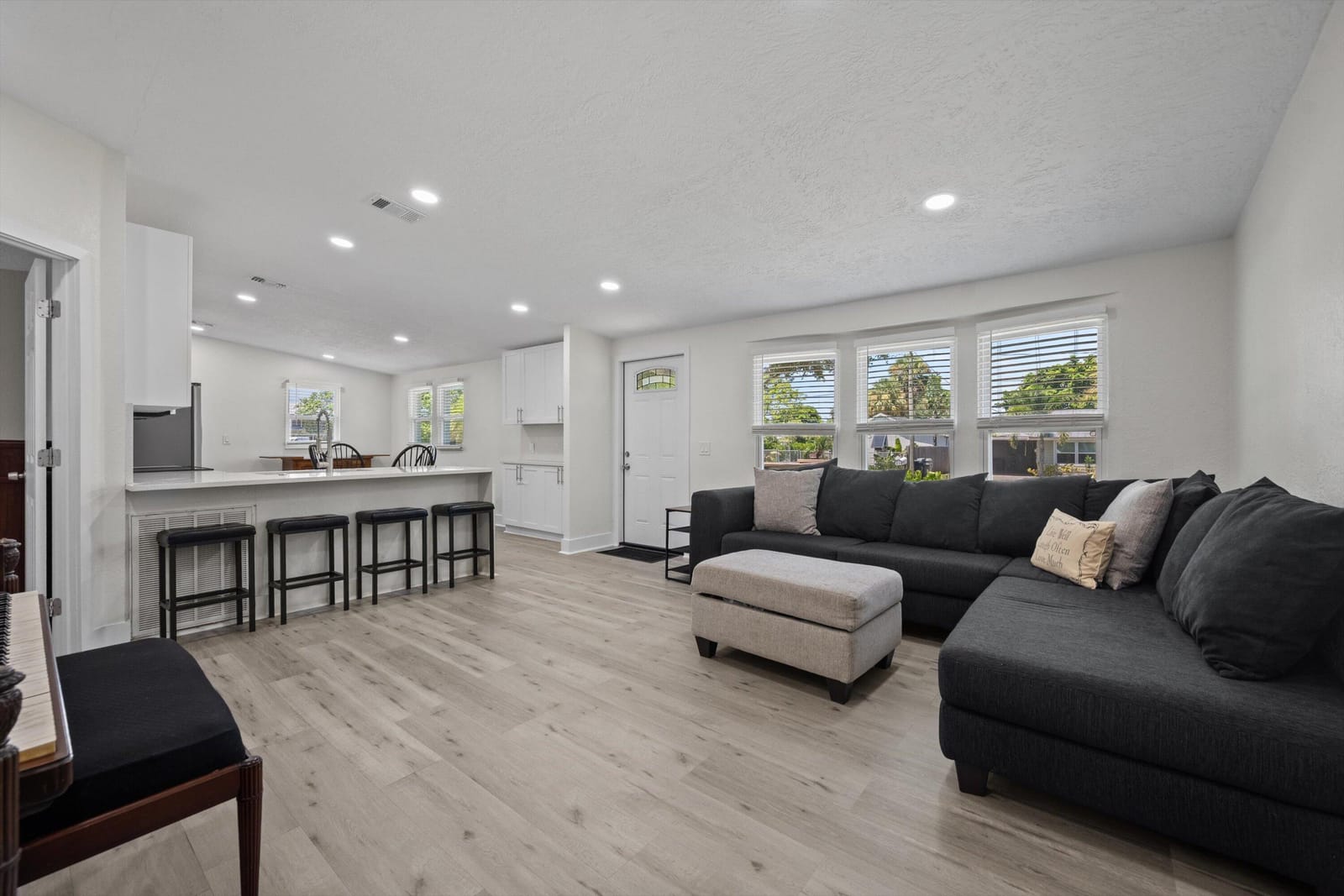 909 SE Hibiscus Avenue, Stuart, FL 34996 photo 9