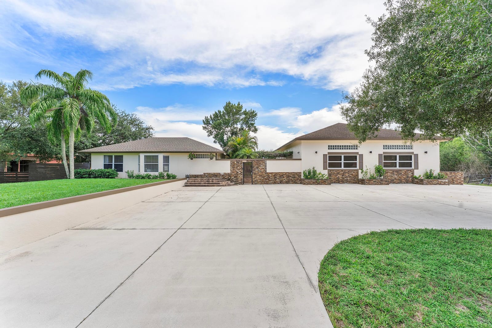 17798 W Sycamore Drive — photo 2