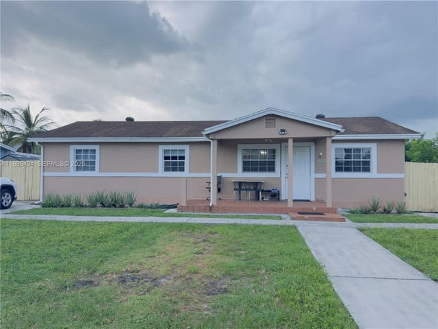 5721 SW 54th Terrace, sold in Silver Lake, Davie, FL