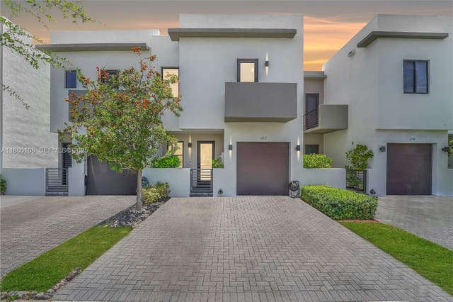 487 SW 91st Avenue, sold in Century Park Place, Miami, FL