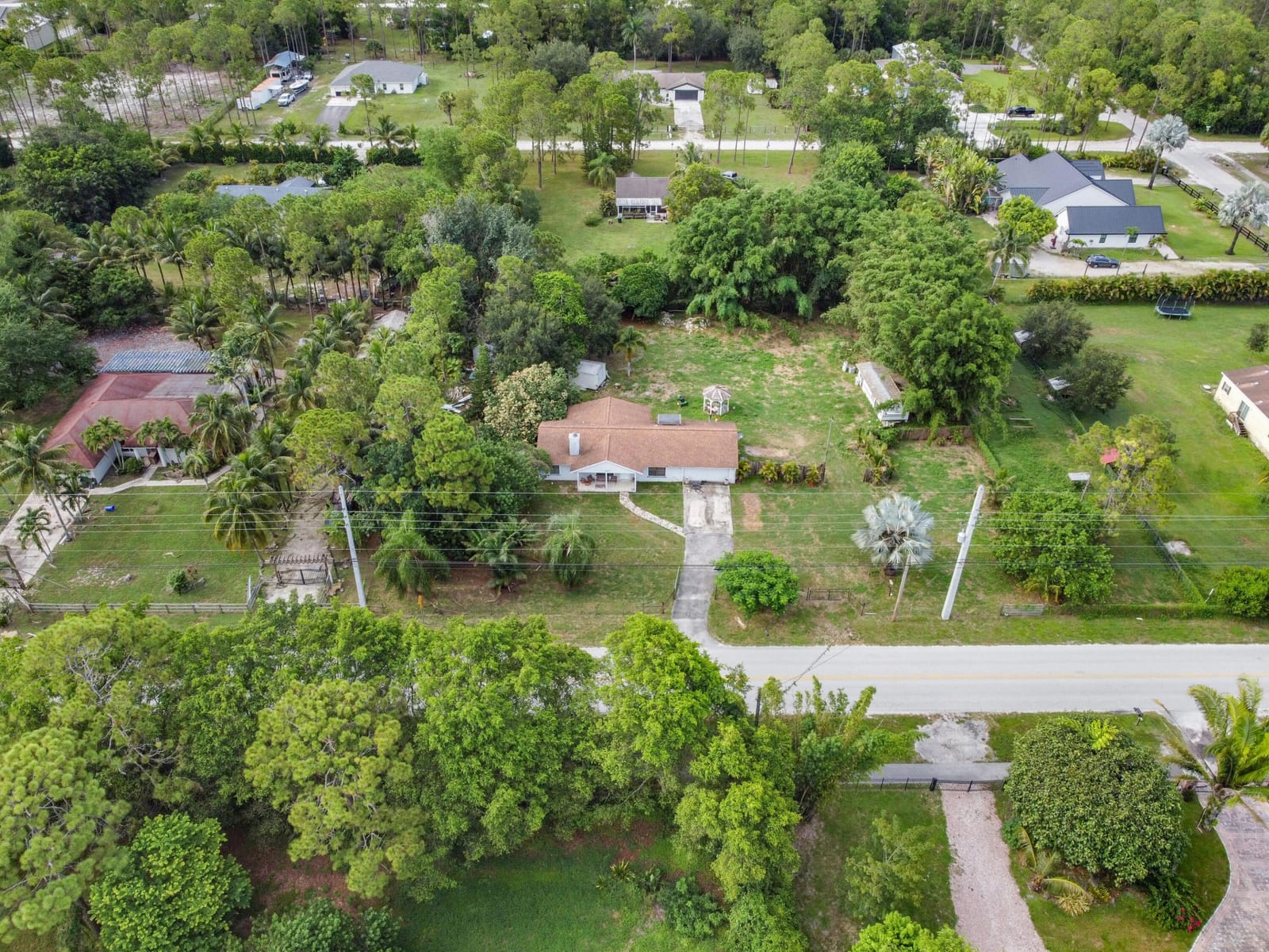 18055 W Sycamore Drive — photo 8