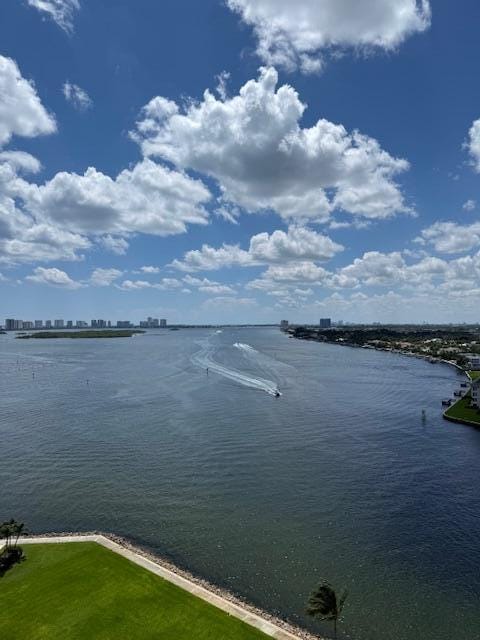 115 Lakeshore Drive 1648 — photo 2