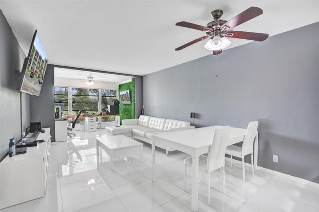 9235 Lagoon Place 207, Davie, FL 33324