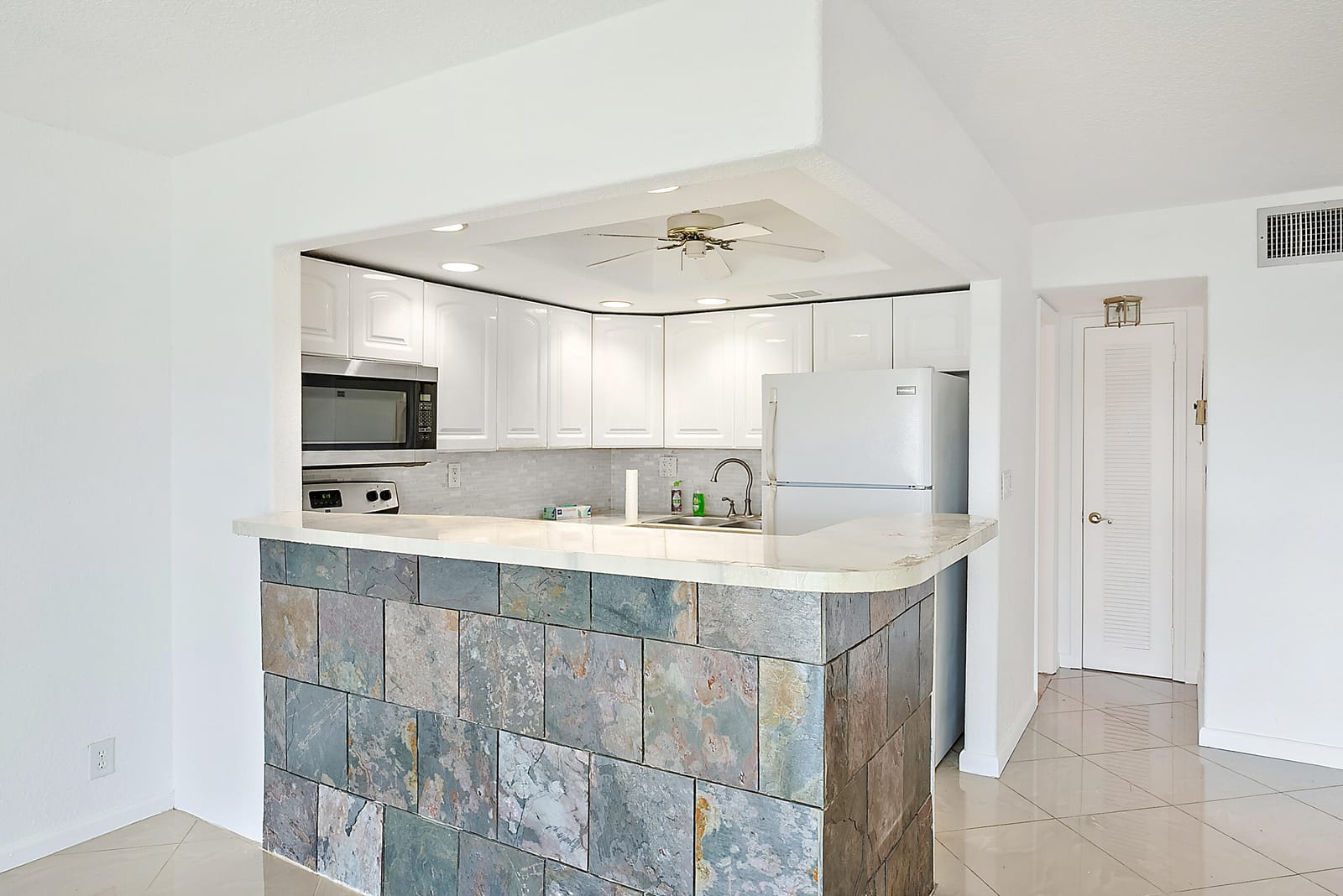 400 Wilma Circle 103 — photo 9