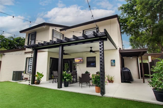 12732 SW 68th Terrace, sold in Woodgate, Fort Lauderdale, FL