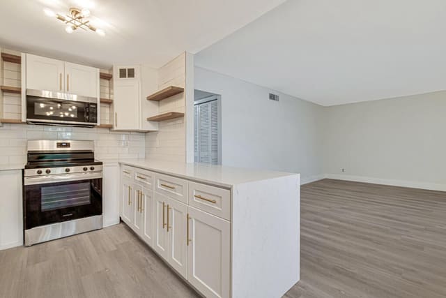 111 Lake Avenue 7, sold in Courtyard Condo, Singer Island, FL