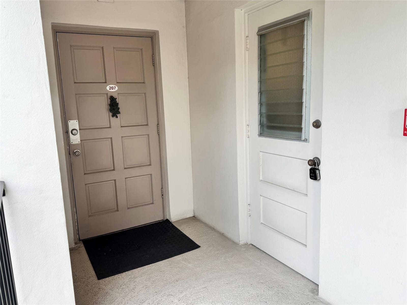 2850 N Palm Aire Drive 207 — photo 7