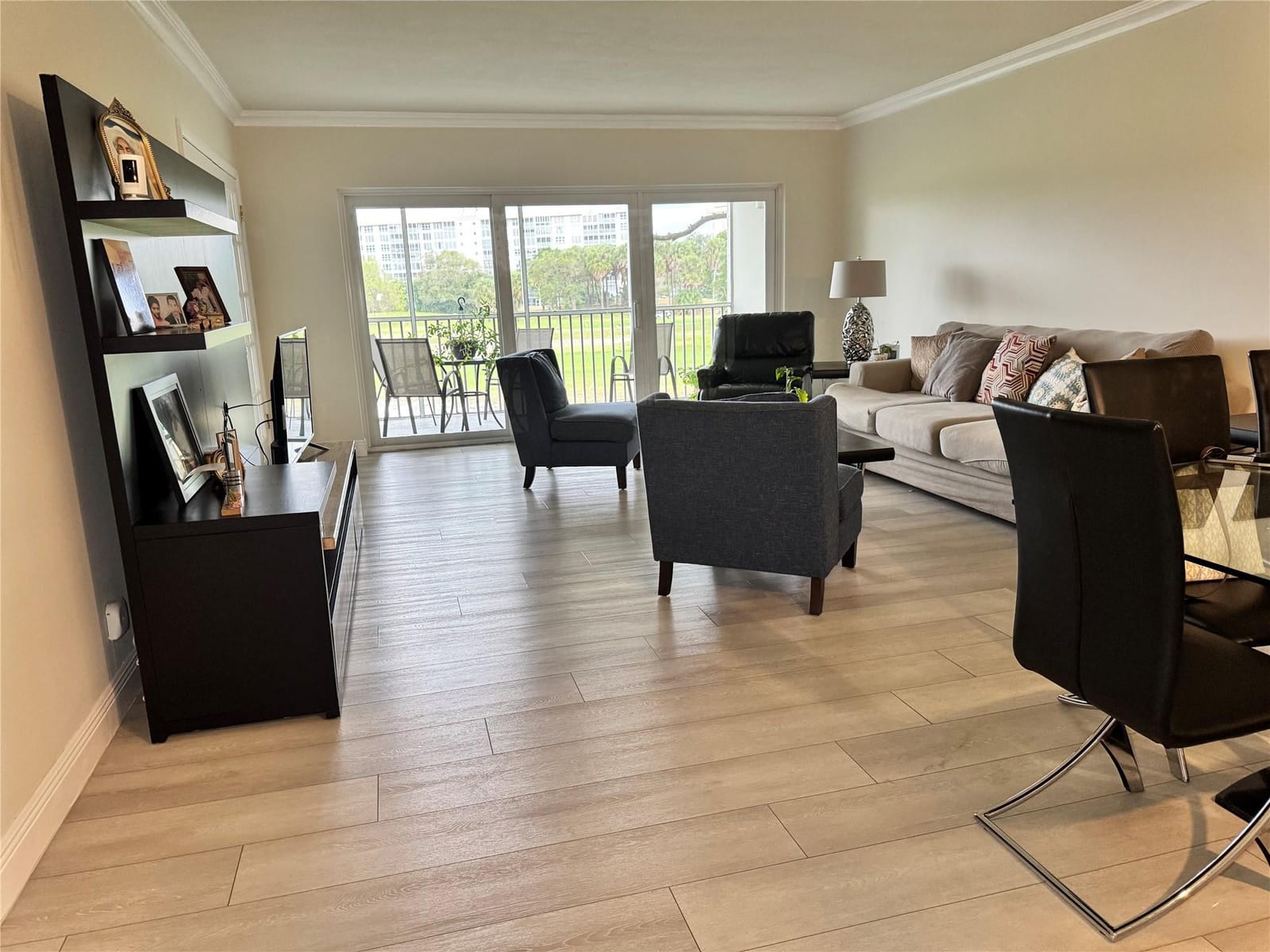 2850 N Palm Aire Drive 207 — photo 8