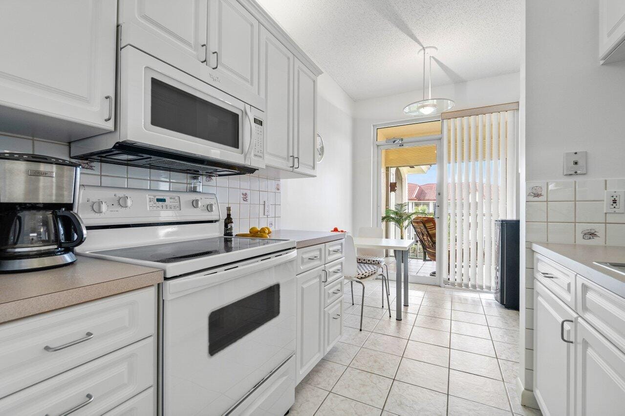 109 Half Moon Circle G3, Hypoluxo, FL 33462 photo 23