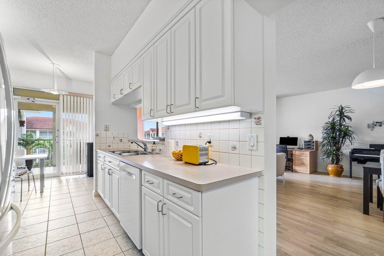 109 Half Moon Circle G3, Hypoluxo, FL 33462 photo 25