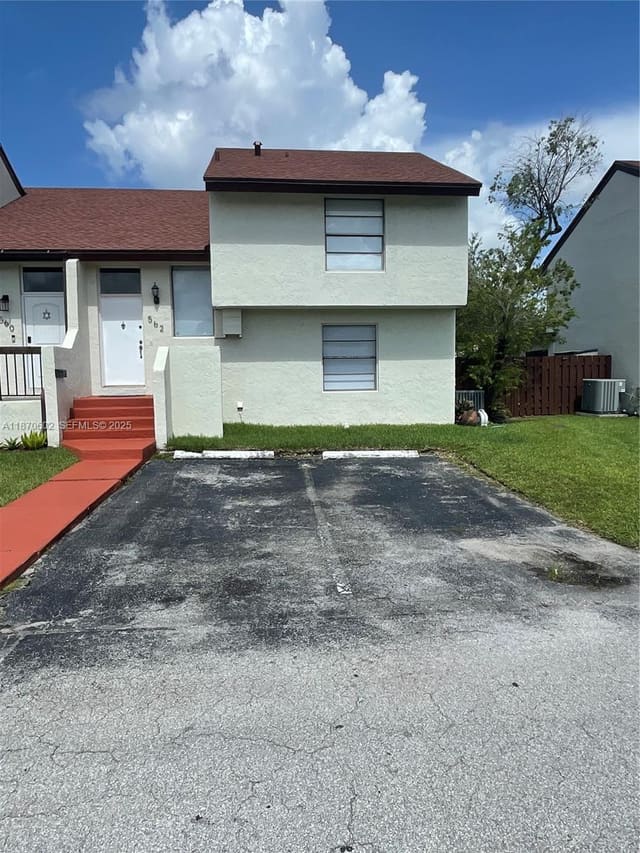 562 NW 98th Court 562, sold in East Wind Lake Village, Miami, FL