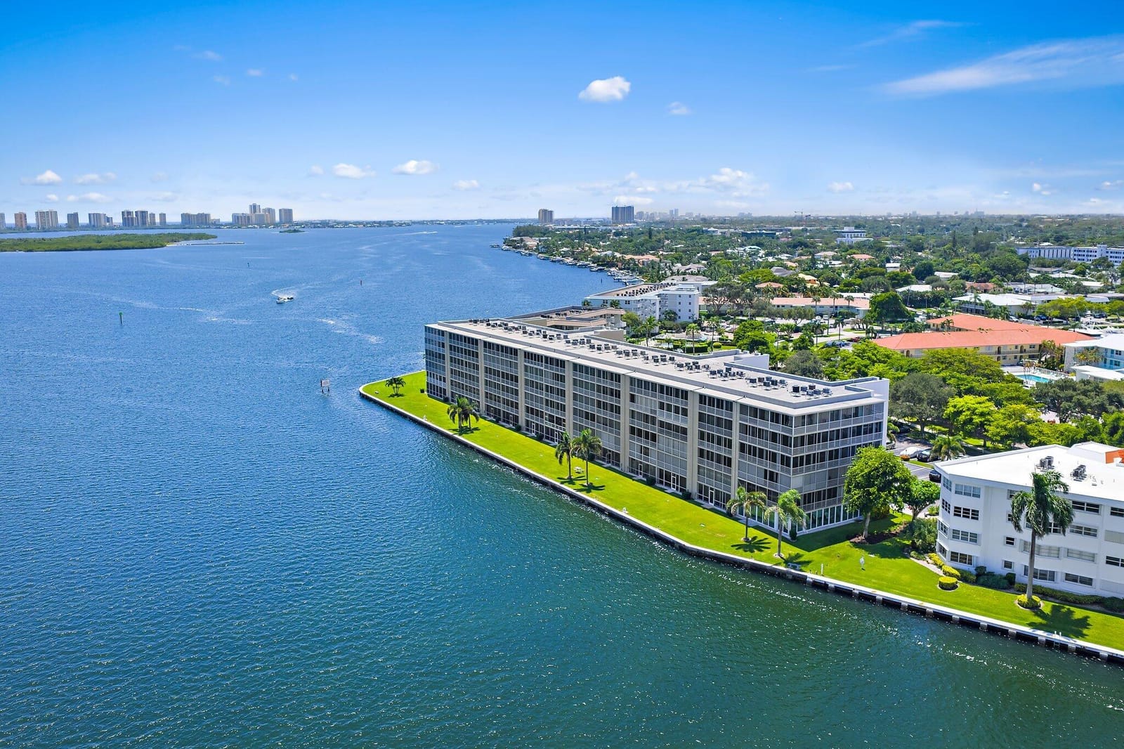 36 Yacht Club Drive 402 — photo 2
