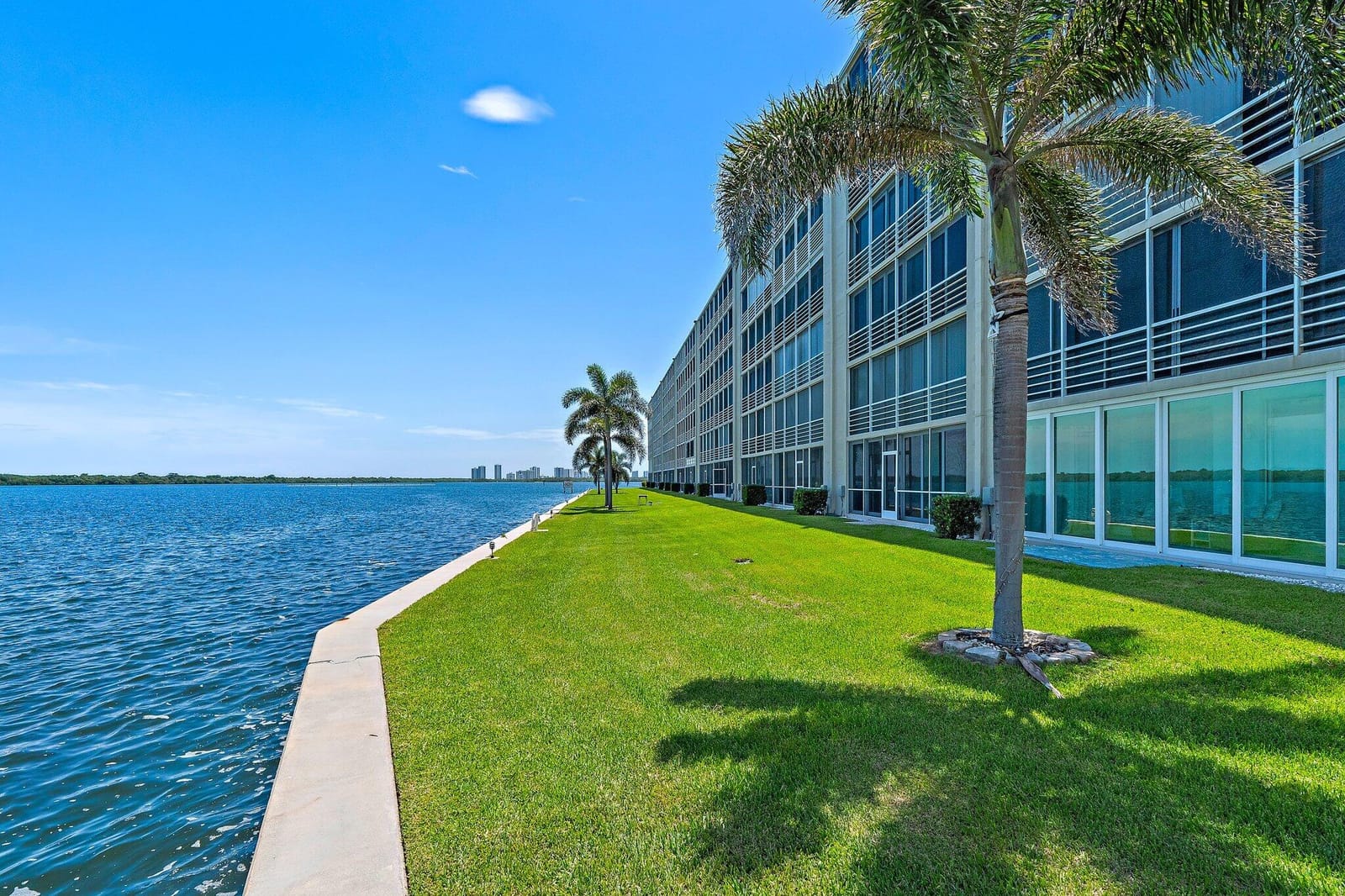 36 Yacht Club Drive 402 — photo 3