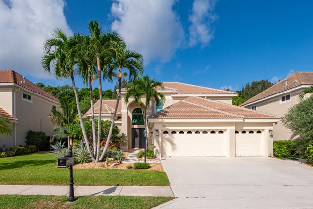 157 Oakwood Lane, sold in Sanctuary 2, Palm Beach Gardens, FL